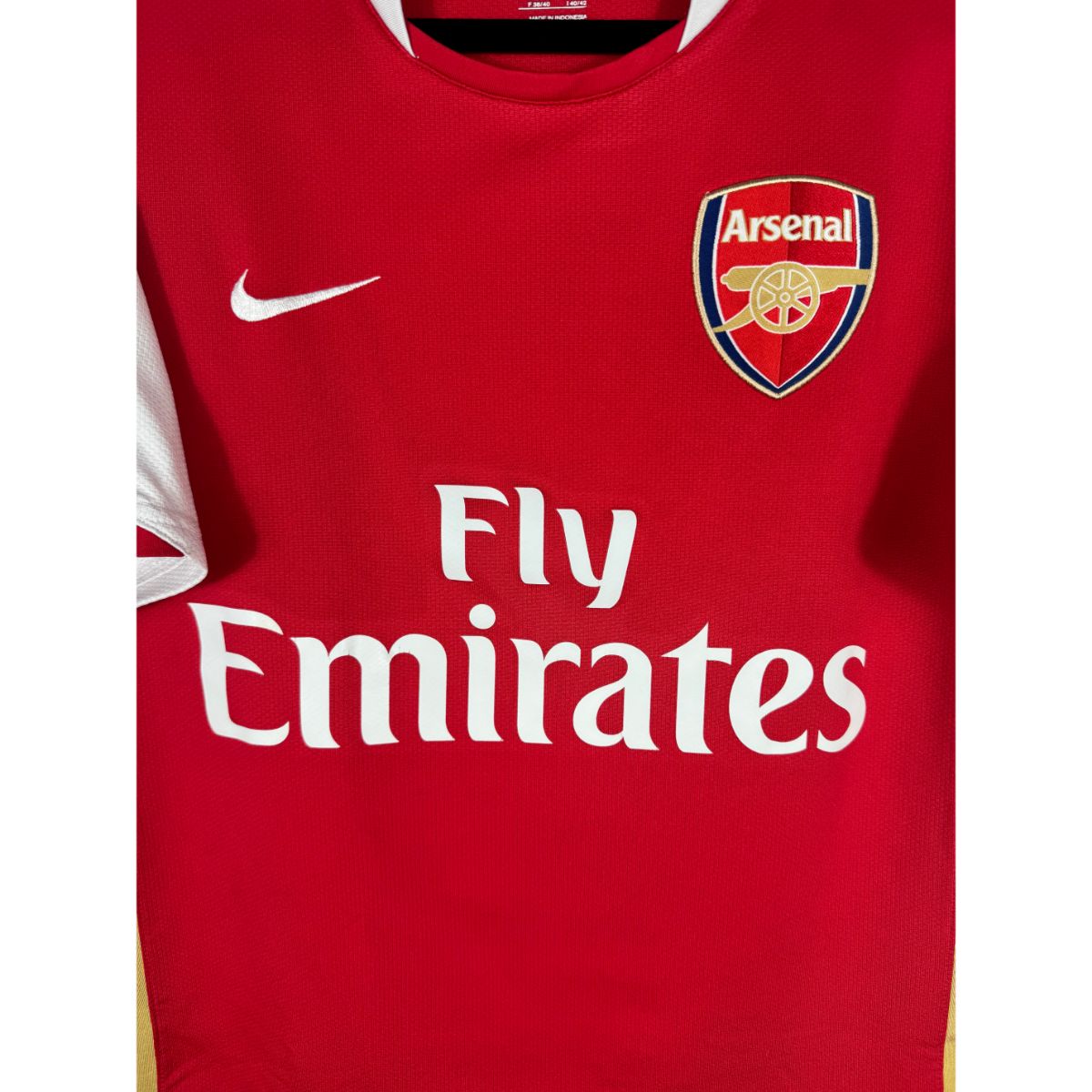 Détail de l'écusson d'Arsenal et du logo Nike