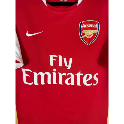 Détail de l'écusson d'Arsenal et du logo Nike
