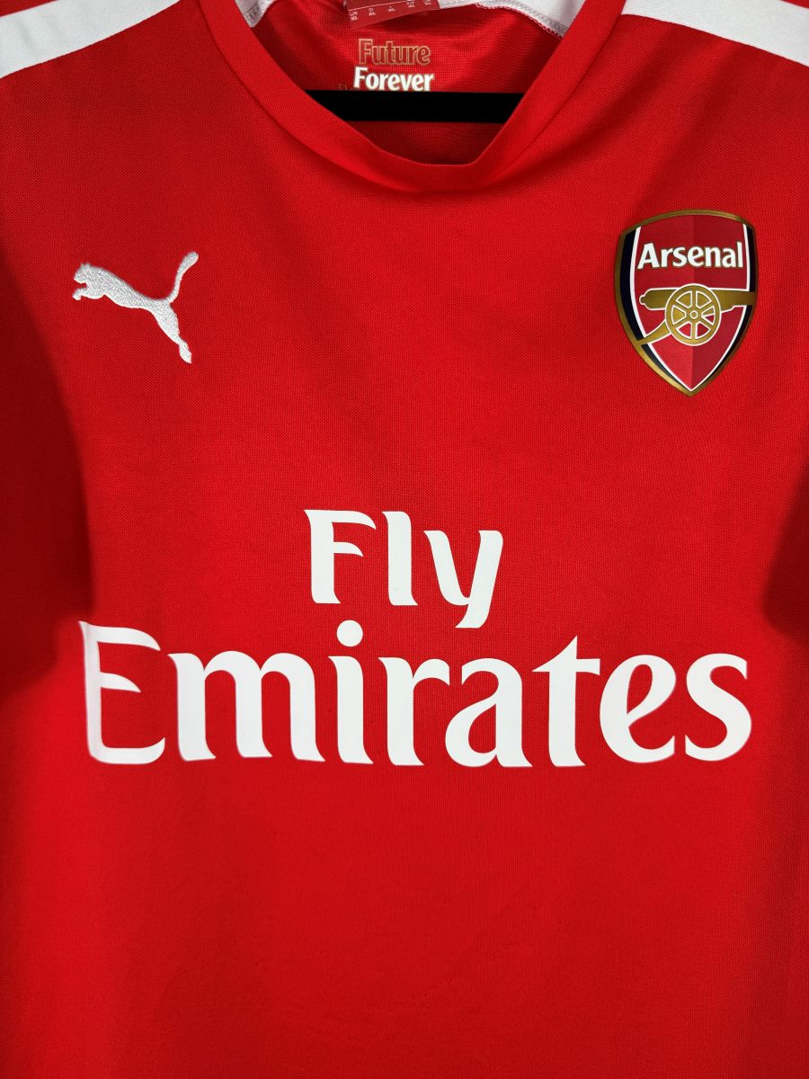Détail de l'écusson brodé d'Arsenal, du puma bond brodé et de l'inscription Future Forever à l'intérieur du col