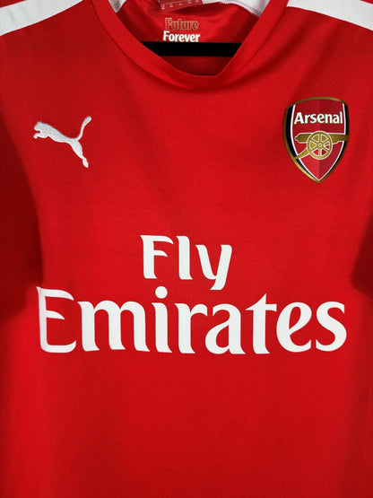 Détail de l'écusson brodé d'Arsenal, du puma bond brodé et de l'inscription Future Forever à l'intérieur du col