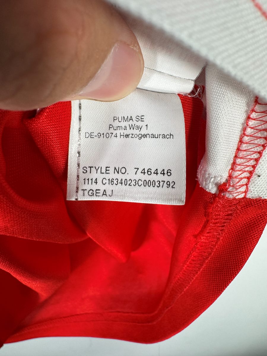 Étiquette intérieure Puma SE du maillot Arsenal 2014-2015 avec le code d'authenticité STYLE NO. 746446