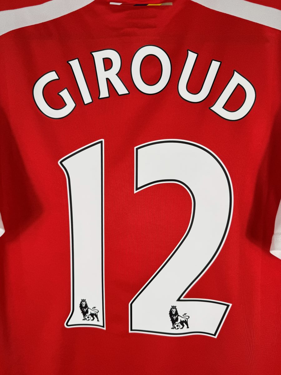 Gros plan du flocage Giroud N°12 du maillot Arsenal 2014-2015 avec les lions Premier League au bas des chiffres