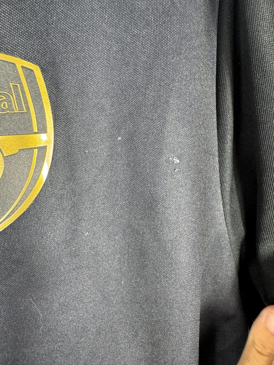 Défaut du maillot Arsenal 2015-2016 third : micro-marques blanches sur le tissu noir sous l'écusson
