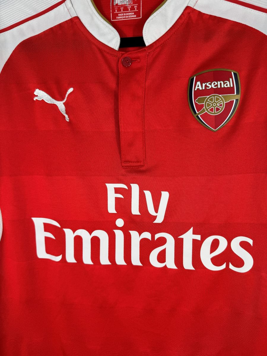 Écusson Arsenal et sponsor Fly Emirates, maillot domicile 2015-2016