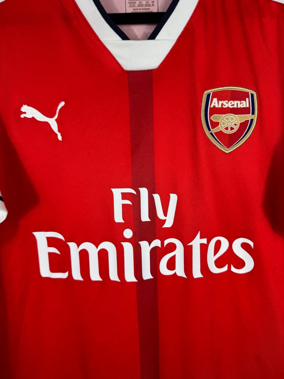 Détail de l'écusson d'Arsenal et du logo Puma