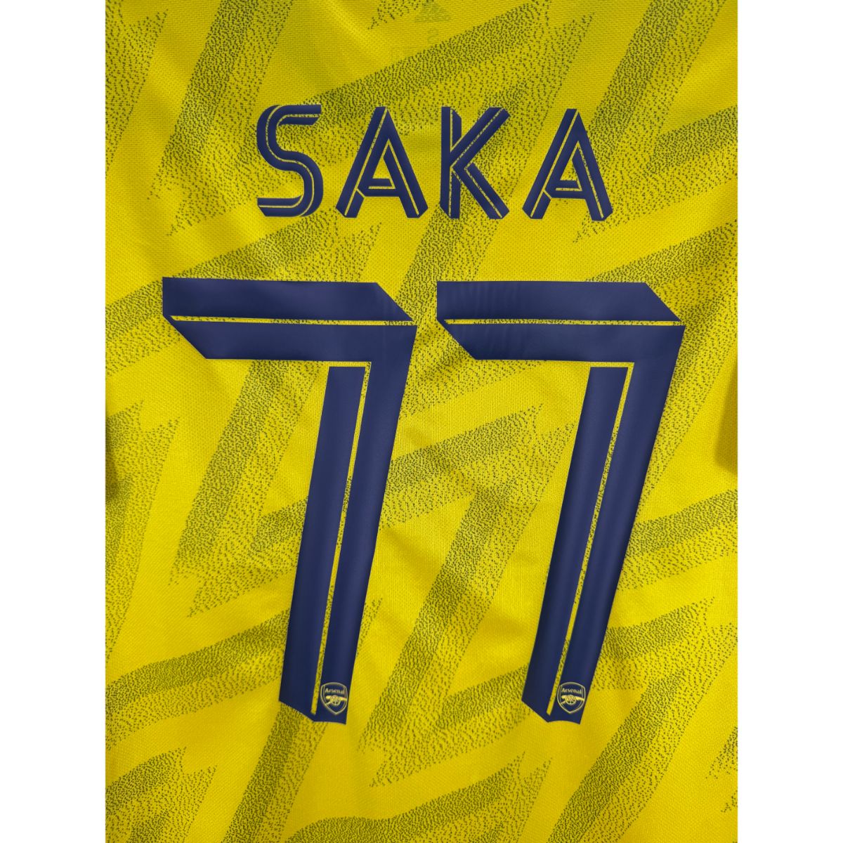Détail de la typographie du flocage sur le numéro 77 de Bukayo Saka