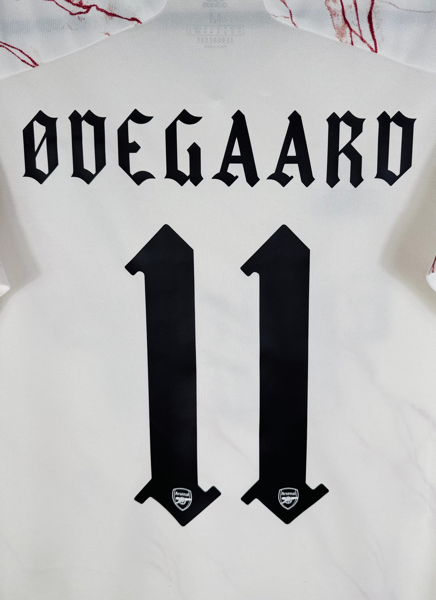 Détail de la typographie du flocage sur le numéro 11 de Martin Ødegaard