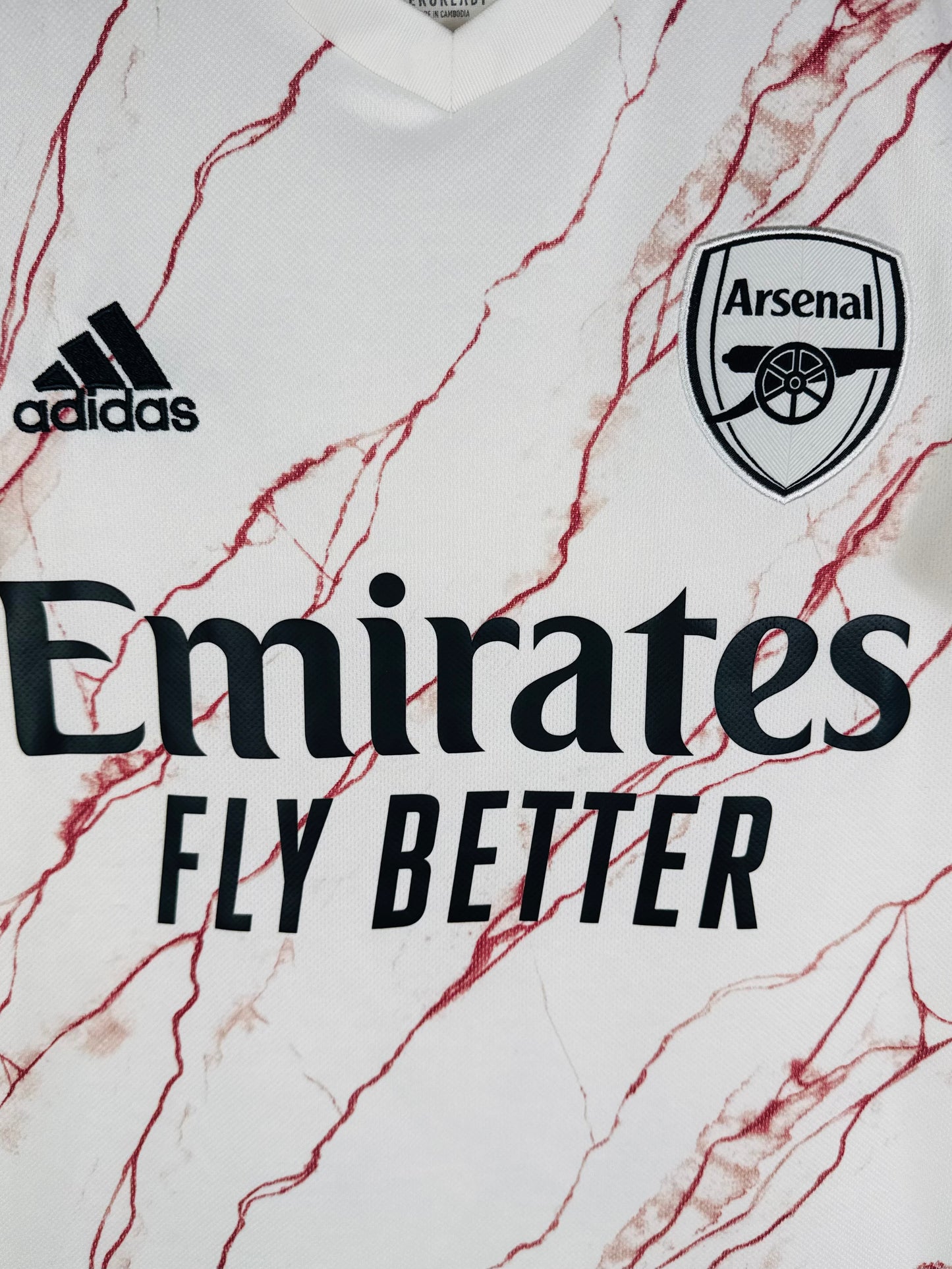 Détail de l'écusson d'Arsenal et du logo Adidas