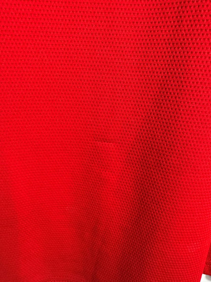 Micro-accroc à peine visible dans la maille rouge, maillot Arsenal domicile 2021-2022