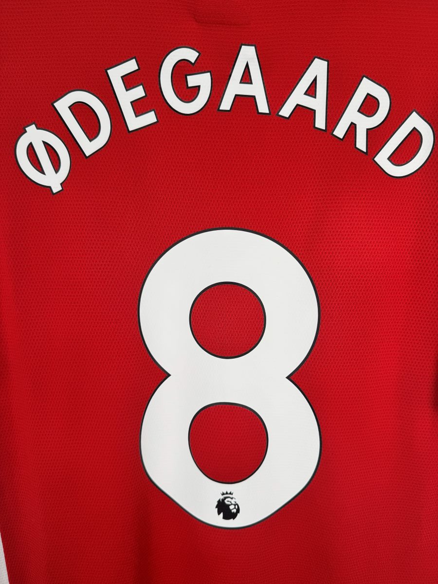 Détail du flocage Ødegaard 8 en police Premier League, maillot Arsenal domicile 2021-2022