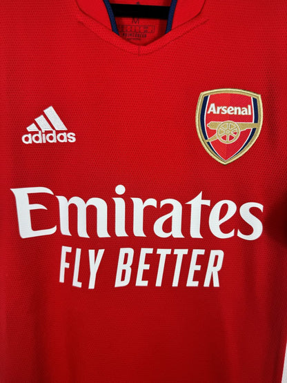 Écusson au canon d'Arsenal, logo adidas et sponsor Emirates Fly Better, maillot domicile 2021-2022