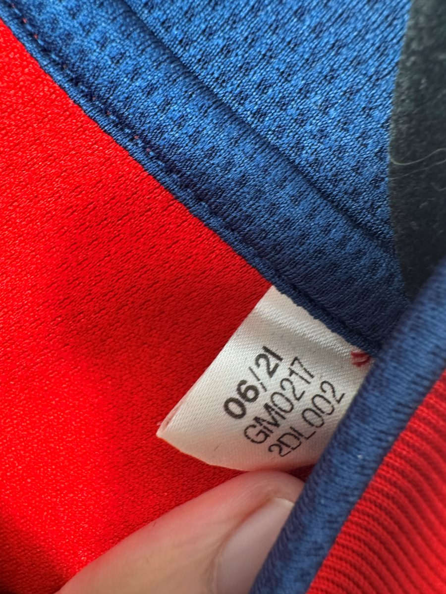 Étiquette adidas code GM0217 datée 06/21, maillot Arsenal domicile 2021-2022