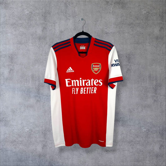 Maillot Arsenal 2021-2022 domicile de face, corps rouge, manches blanches, sponsor Emirates Fly Better