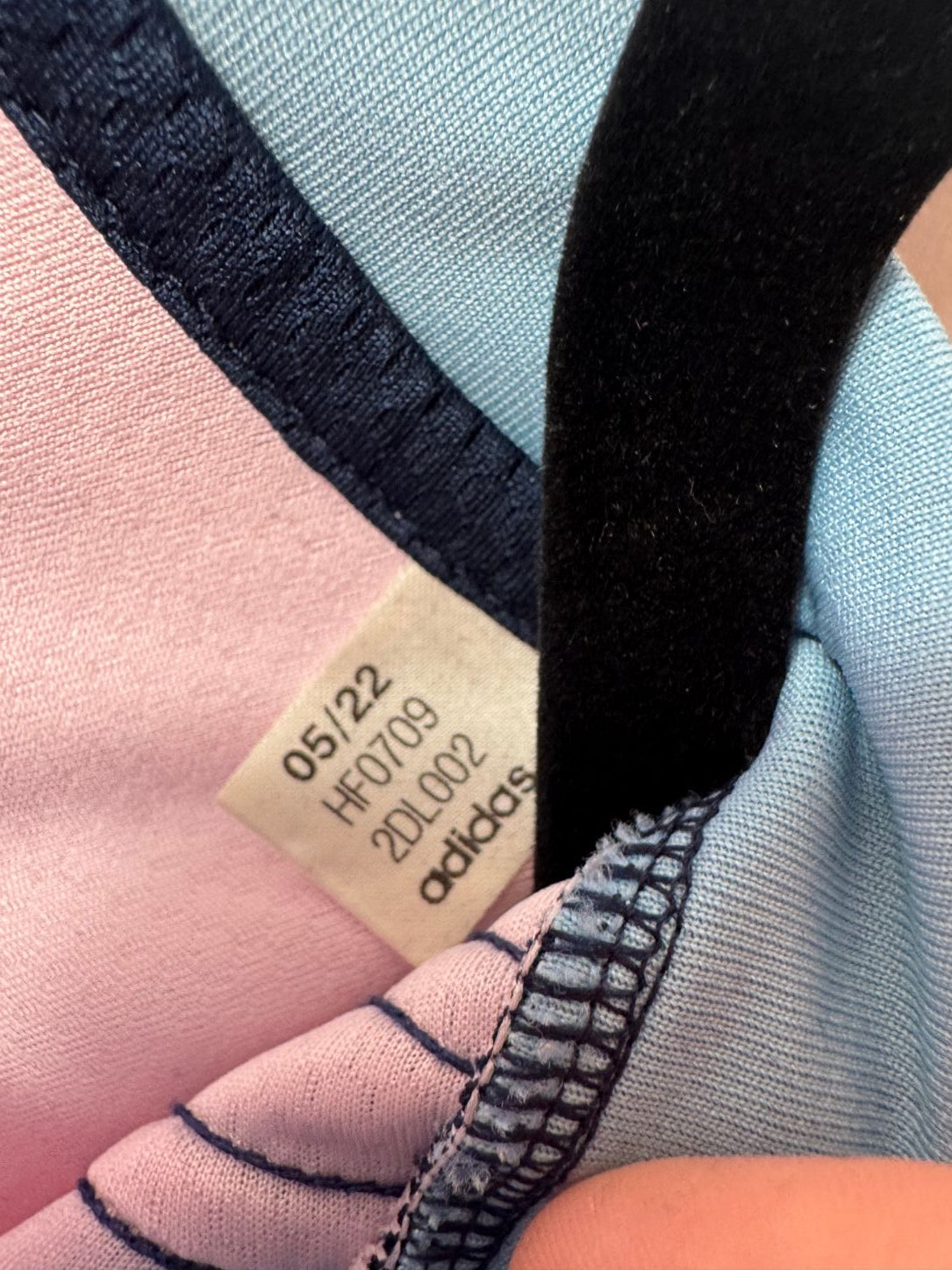 Étiquette d'authenticité avec code Adidas HF0709 prouvant l'originalité du maillot