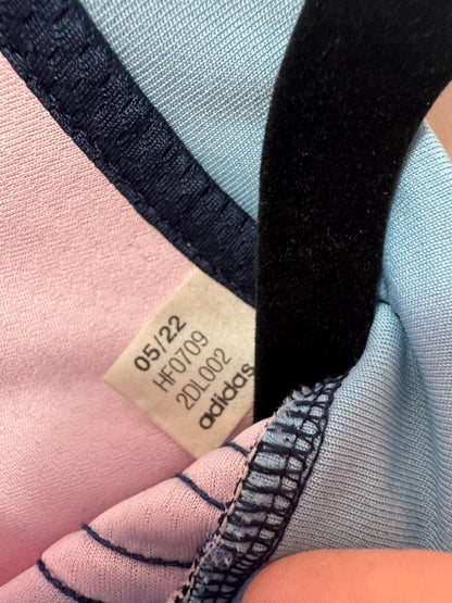 Étiquette d'authenticité avec code Adidas HF0709 prouvant l'originalité du maillot