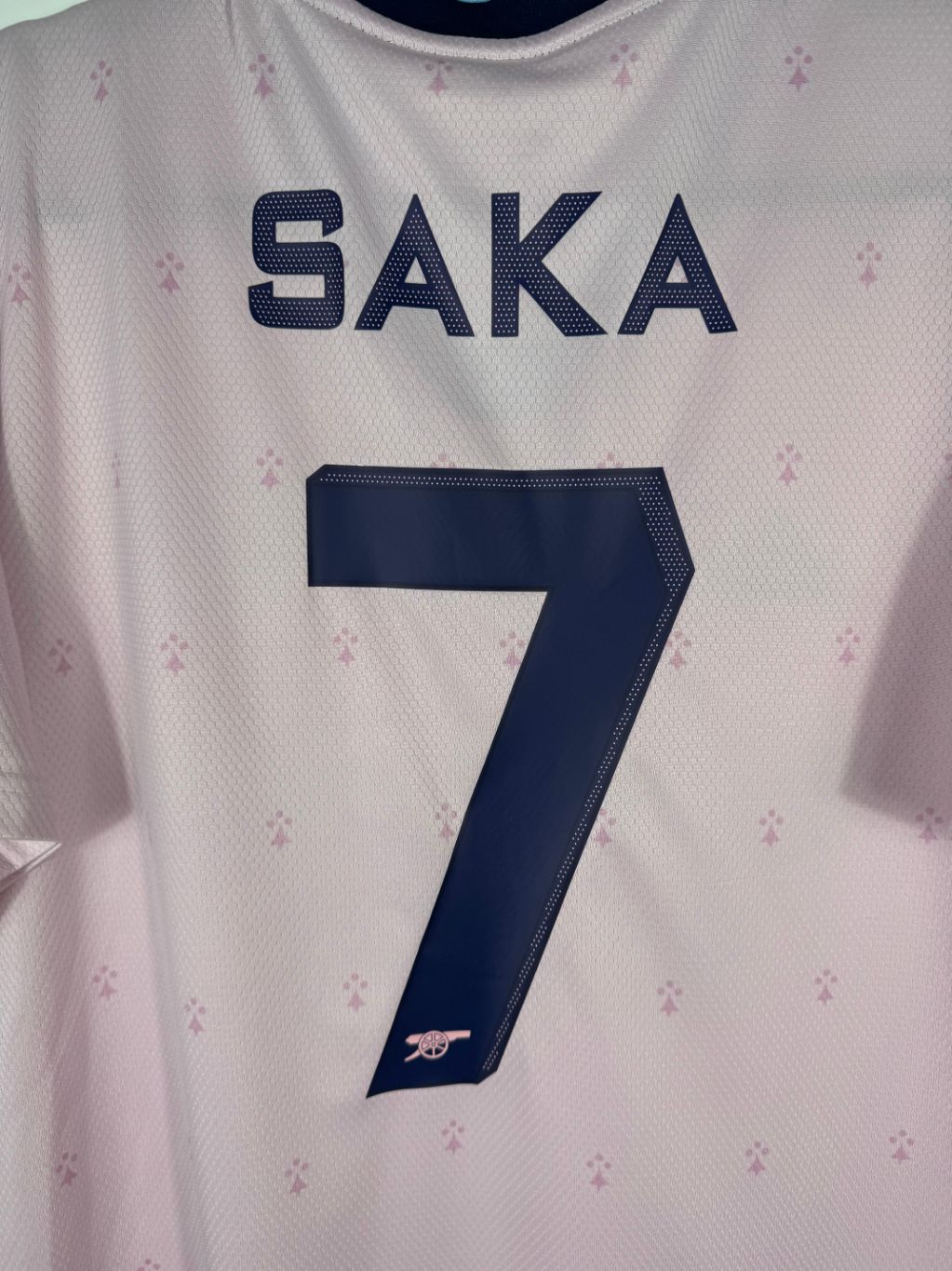 Détail de la typographie du flocage sur le numéro 7 de Bukayo Saka