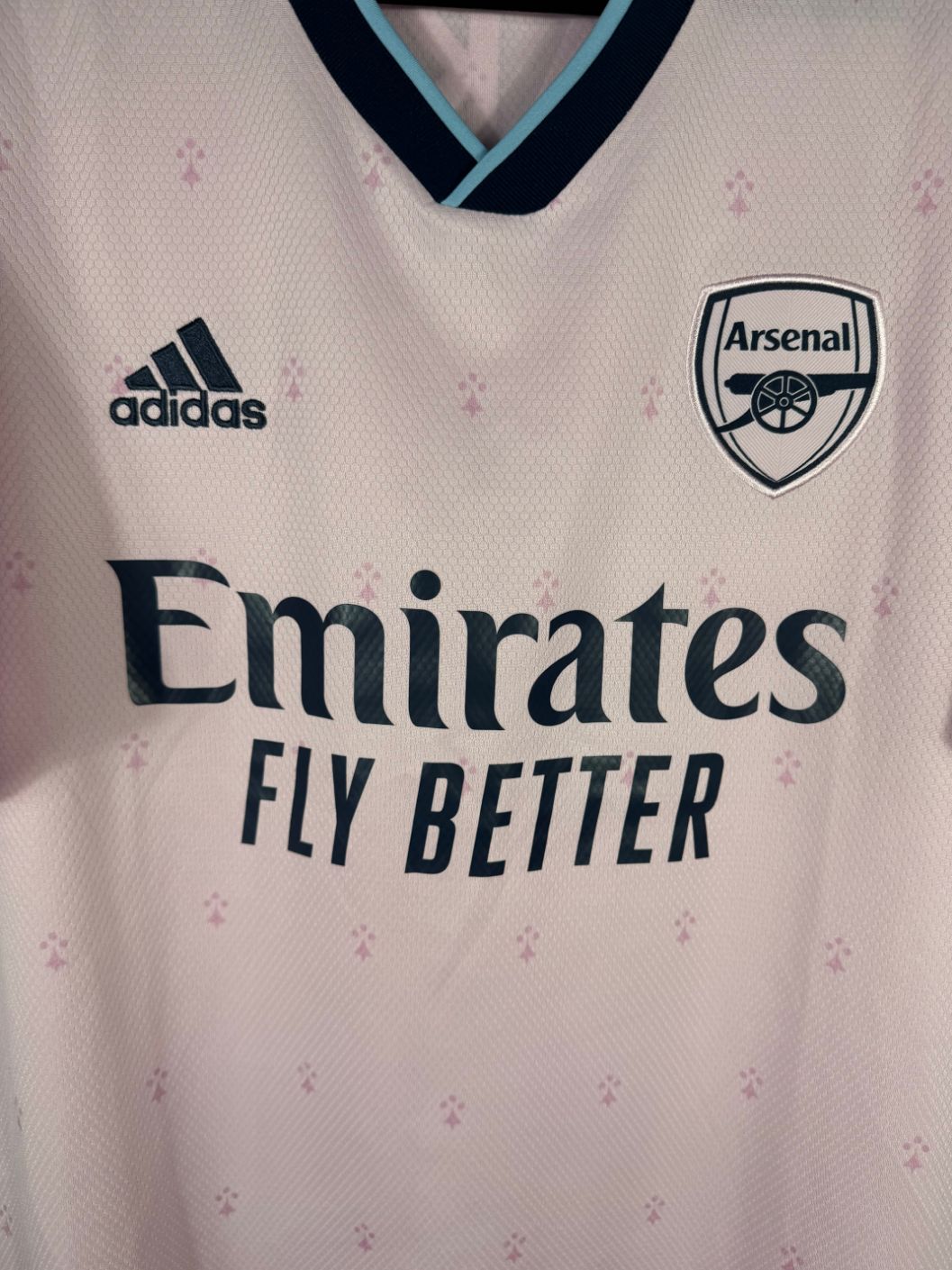 Détail de l'écusson d'Arsenal et du logo Adidas
