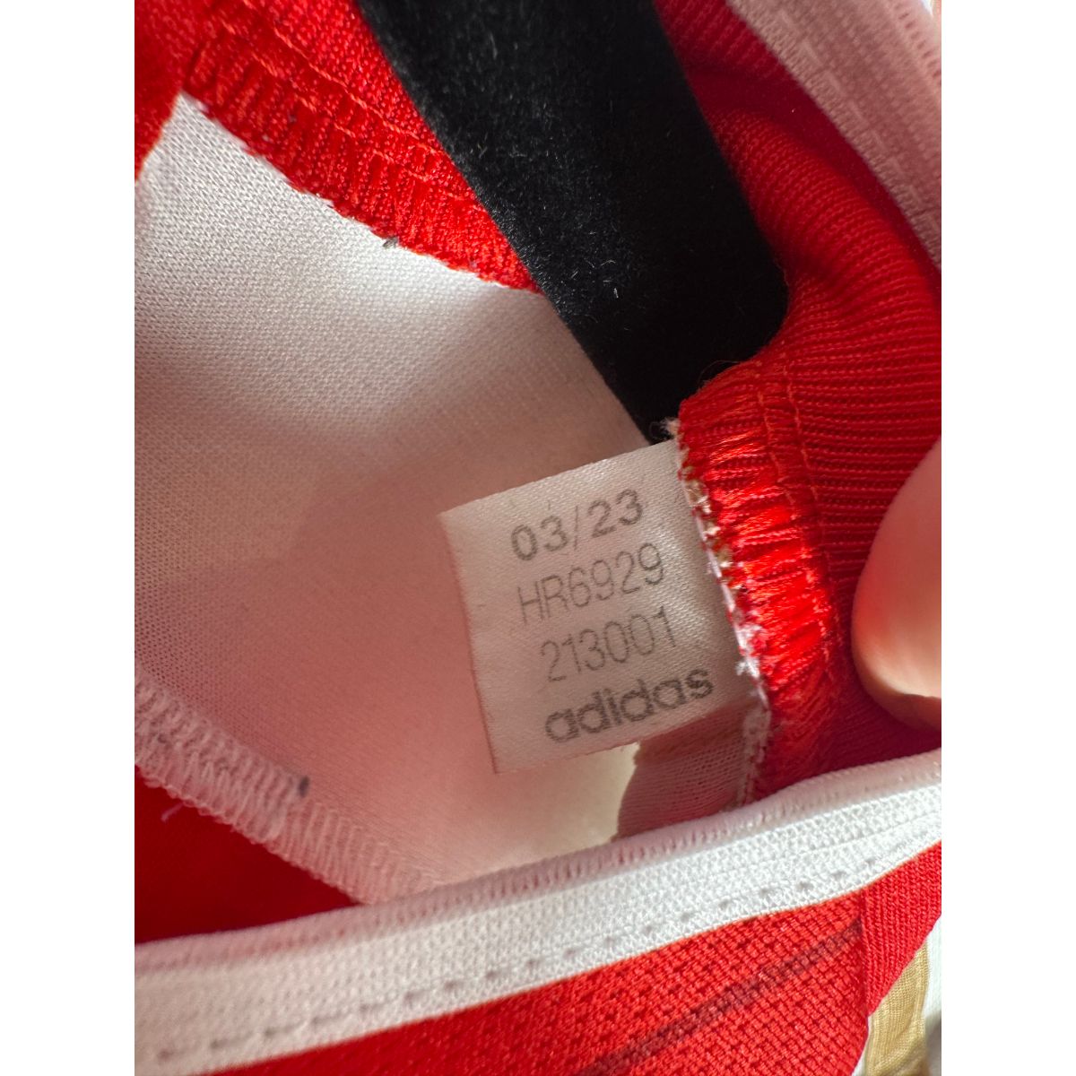 Étiquette d'authenticité avec code Adidas HR6929 prouvant l'originalité du maillot