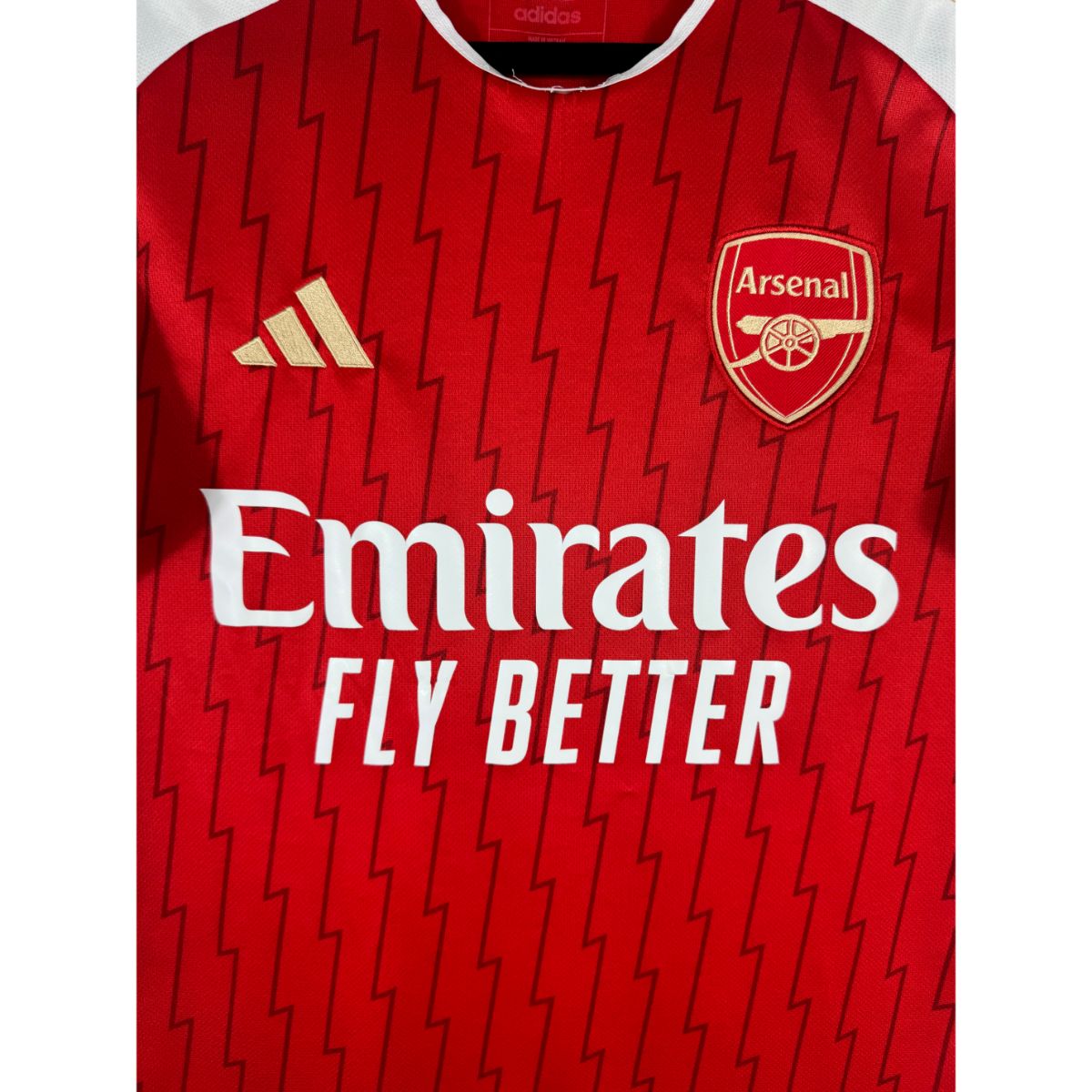 Détail de l'écusson d'Arsenal et du logo Adidas