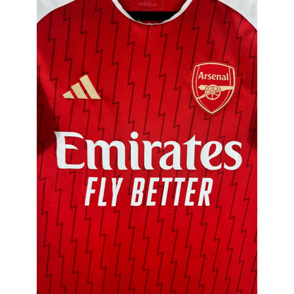 Détail de l'écusson d'Arsenal et du logo Adidas