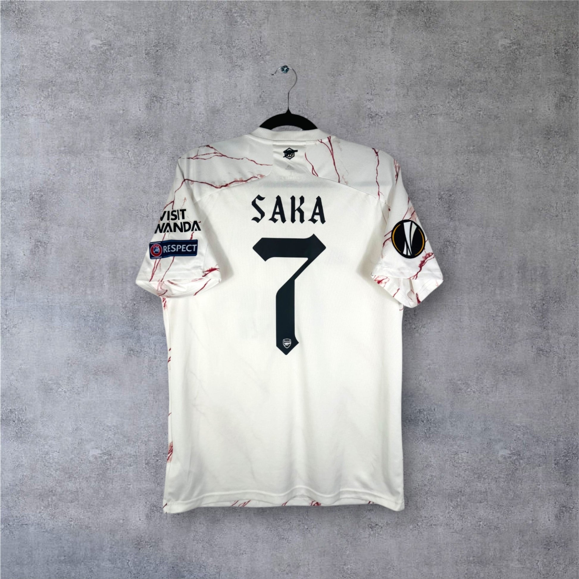 Flocage officiel Coupe SAKA numéro 7 et patchs Europa League au dos du maillot Arsenal.