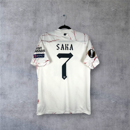 Flocage officiel Coupe SAKA numéro 7 et patchs Europa League au dos du maillot Arsenal.