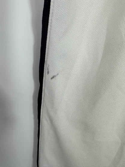 Petite marque grise le long de la couture latérale, maillot AS Monaco extérieur 2016-2017