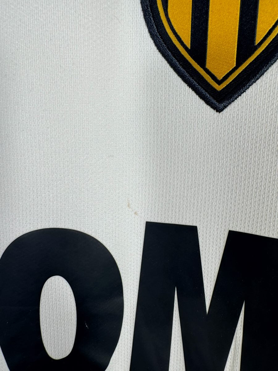 Deux micro-points roux entre l'écusson et le sponsor, maillot AS Monaco extérieur 2016-2017