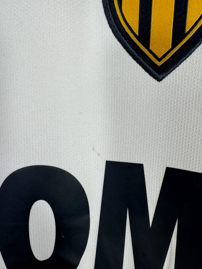 Deux micro-points roux entre l'écusson et le sponsor, maillot AS Monaco extérieur 2016-2017