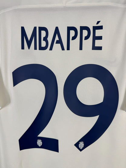 Détail flocage MBAPPÉ 29 bleu marine avec écussons ASM, maillot Monaco extérieur 2016-2017