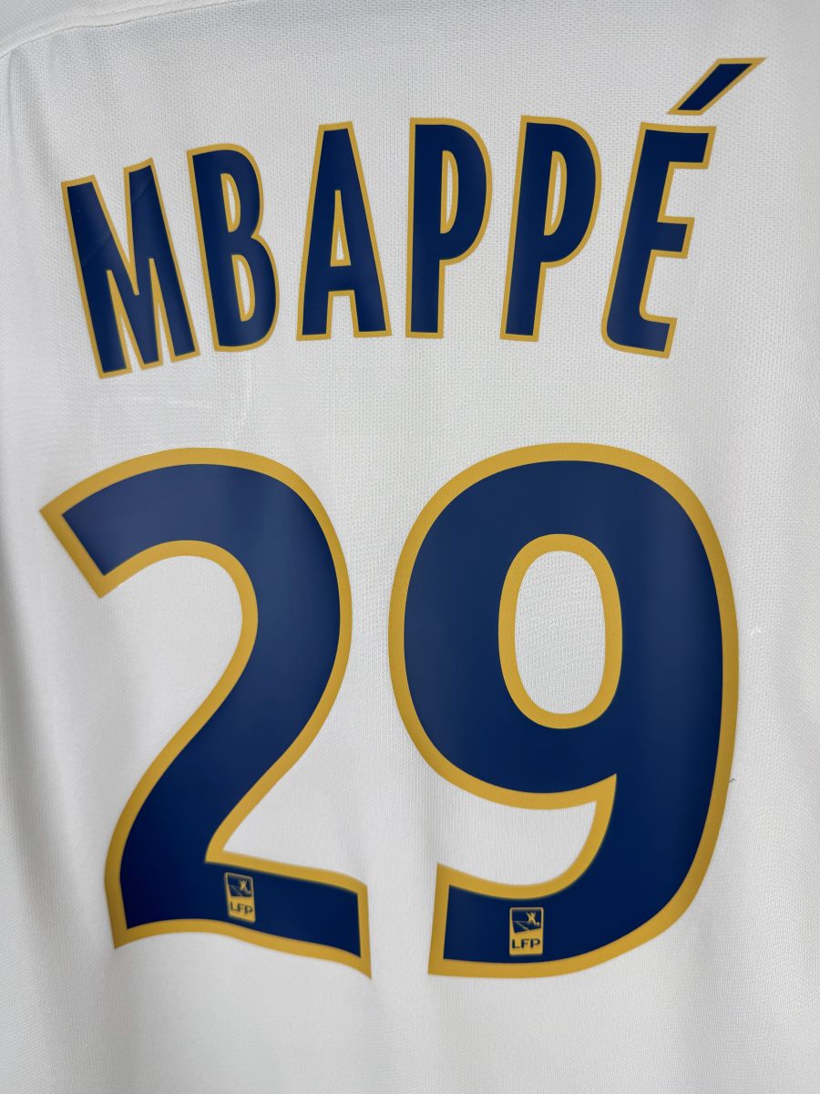 Détail flocage Mbappé 29 bleu bordé jaune, maillot AS Monaco extérieur 2016-2017