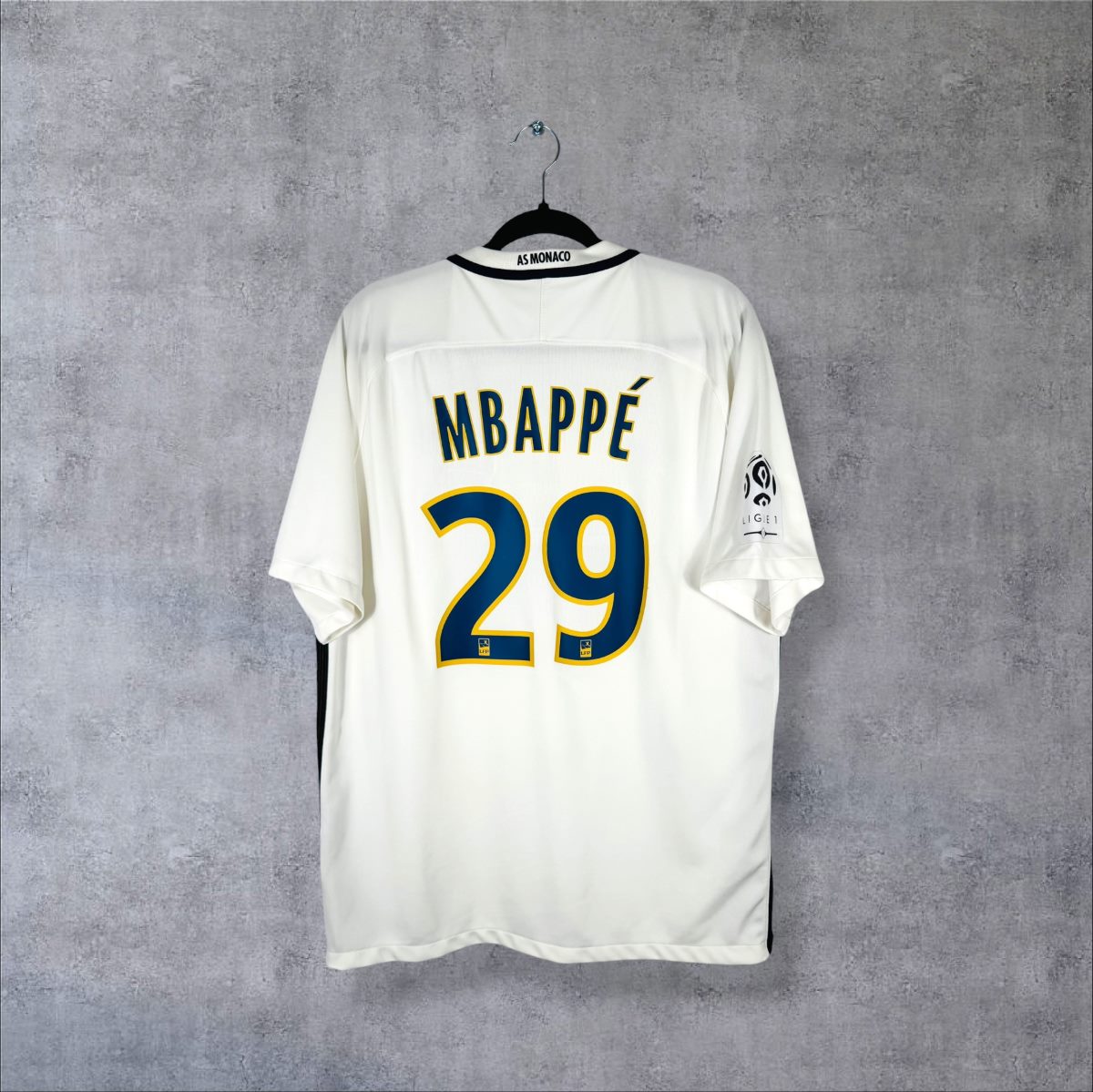 Maillot AS Monaco 2016-2017 extérieur blanc, dos floqué Mbappé 29 et patch Ligue 1