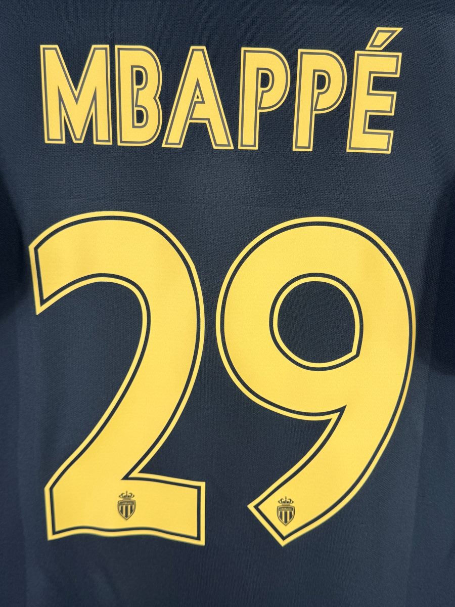 Détail du flocage Mbappé N°29 avec l écusson de Monaco au pied de chaque chiffre