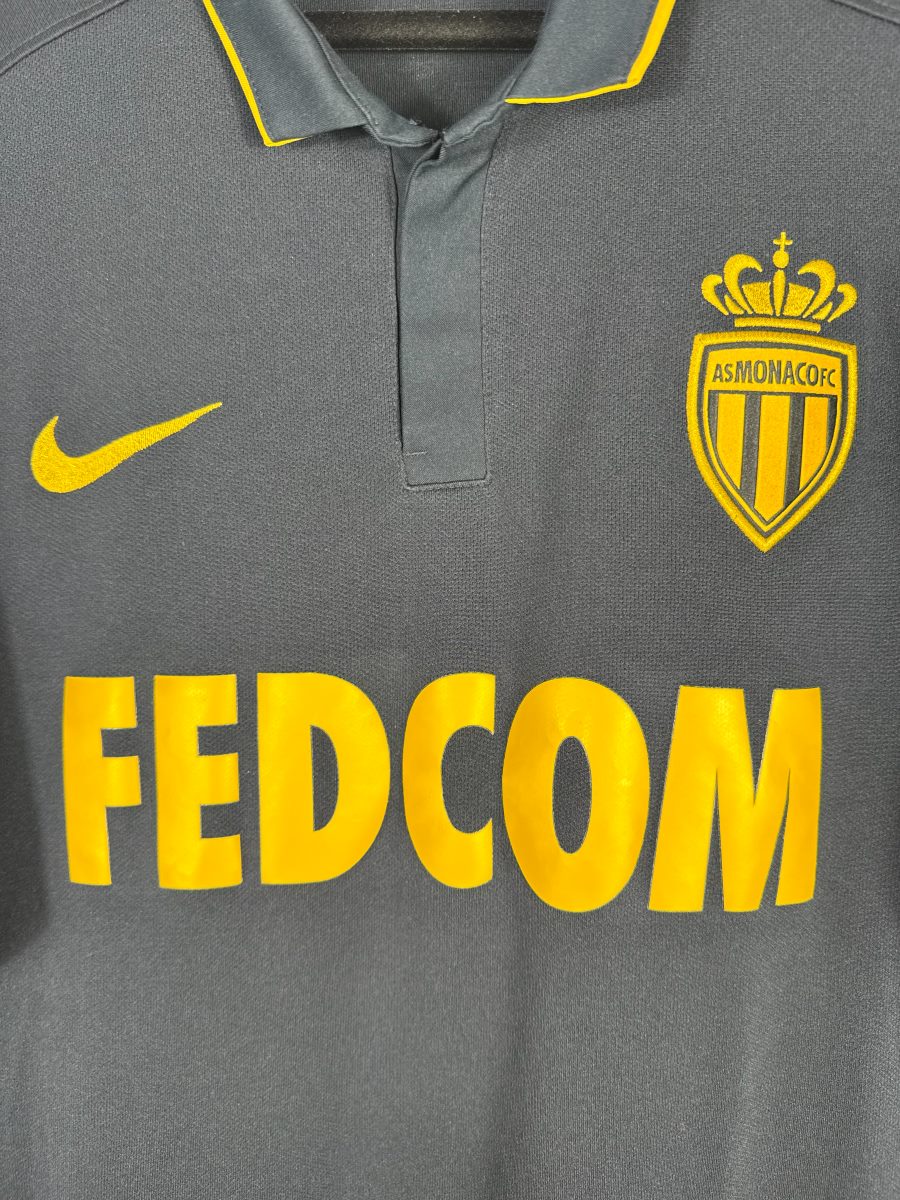Détail de l'écusson brodé AS Monaco et du sponsor Fedcom sur le maillot third 2016-2017 de Mbappé