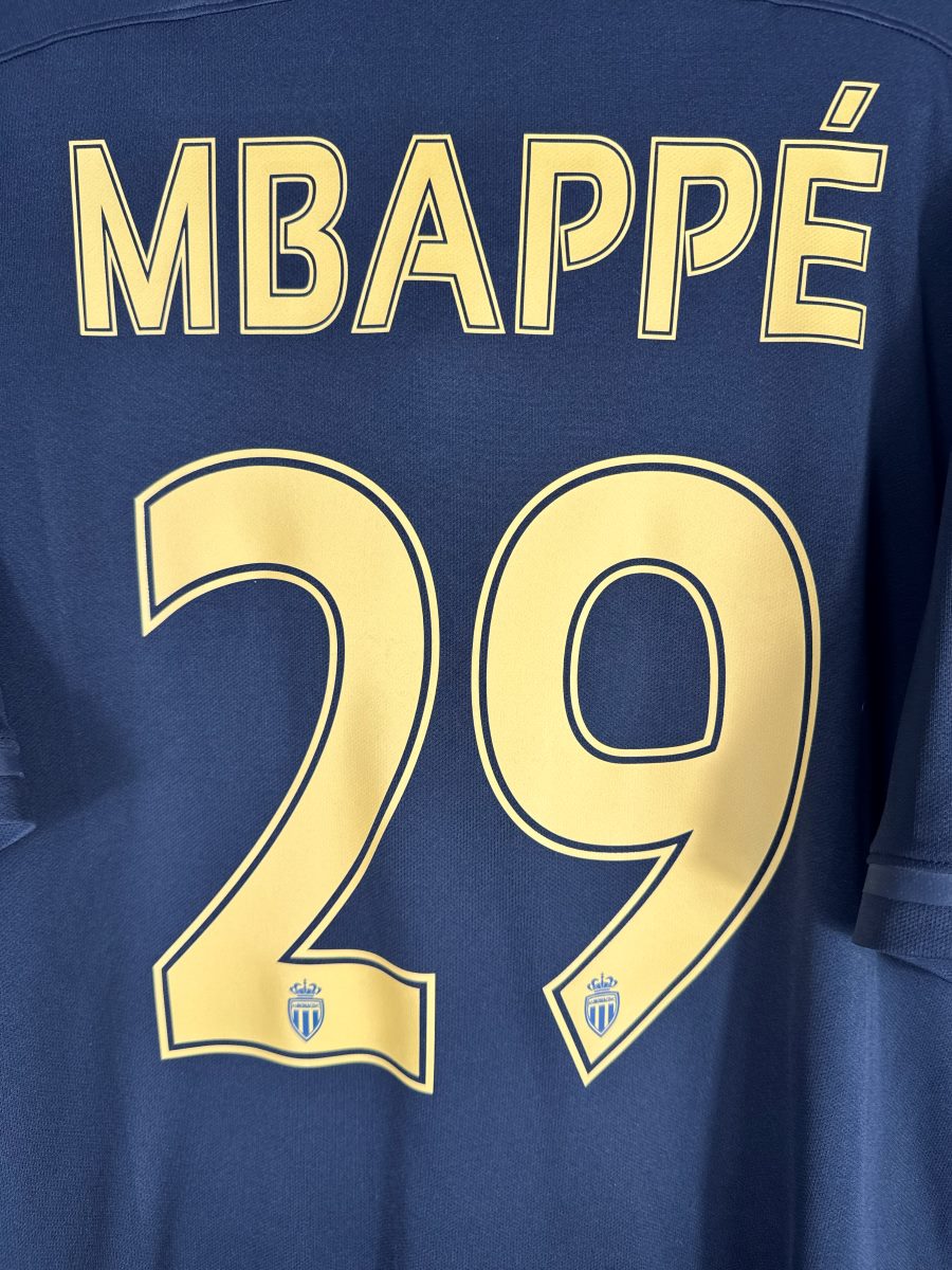 Détail du flocage Mbappé N°29 avec écusson AS Monaco intégré dans les chiffres, saison 2016-2017