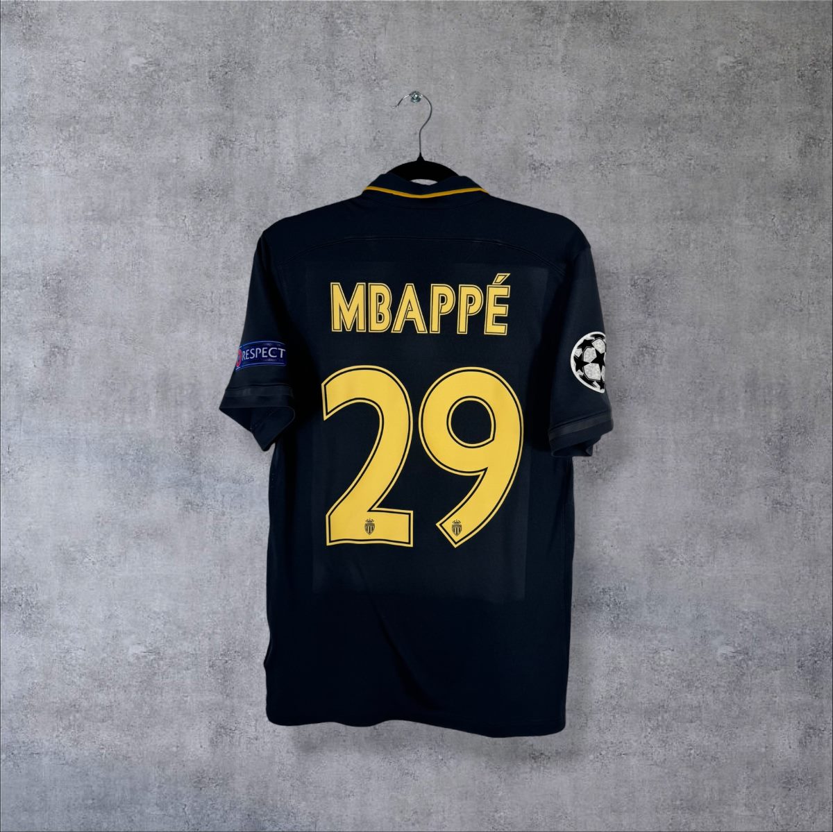 Dos du maillot AS Monaco 2016-2017 third avec le flocage Mbappé N°29 doré