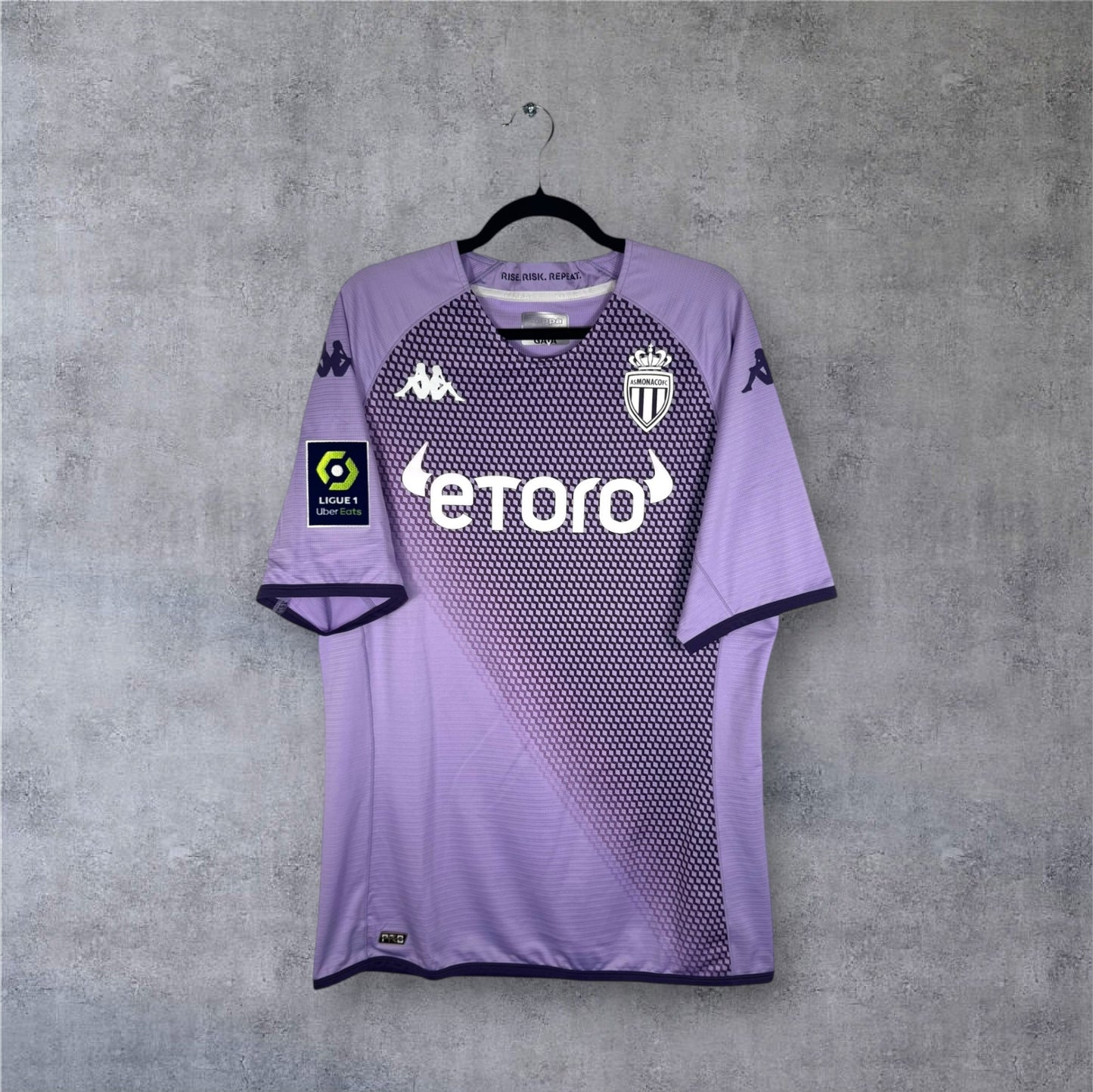 Vue de face du maillot AS Monaco Third 2023 parme avec motif géométrique subtil.