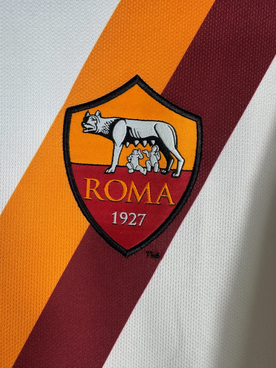 Écusson brodé de l'AS Roma à la louve capitoline et à la mention ROMA 1927 sur le maillot extérieur 2014-2015