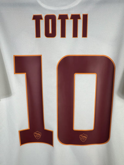 Gros plan du flocage TOTTI 10 bordeaux cerné d'orange avec écussons Roma miniatures