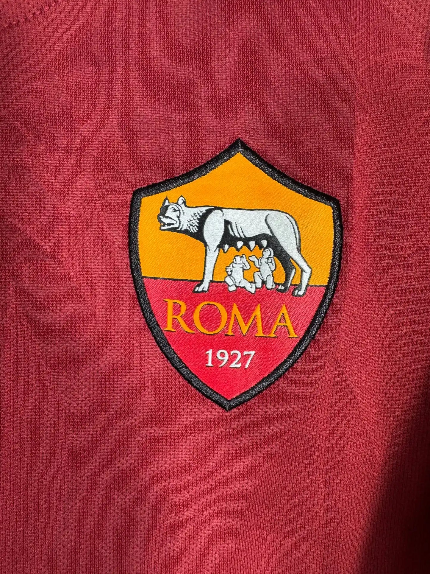 Détail écusson AS Roma 1927 avec la louve mythique sur maillot domicile 2015-2016 Nike Serie A patrimoine giallorosso