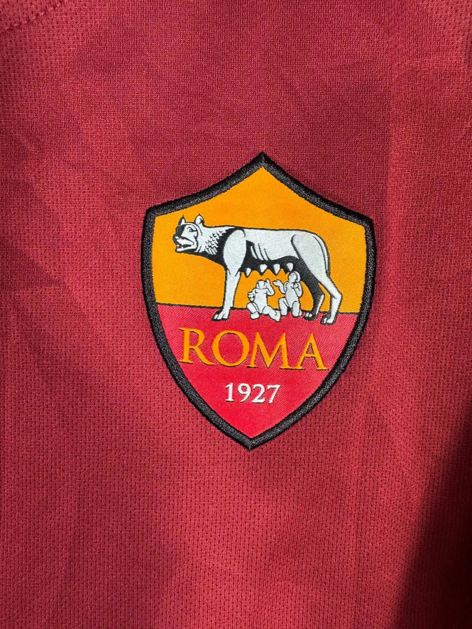 Détail écusson AS Roma 1927 avec la louve mythique sur maillot domicile 2015-2016 Nike Serie A patrimoine giallorosso