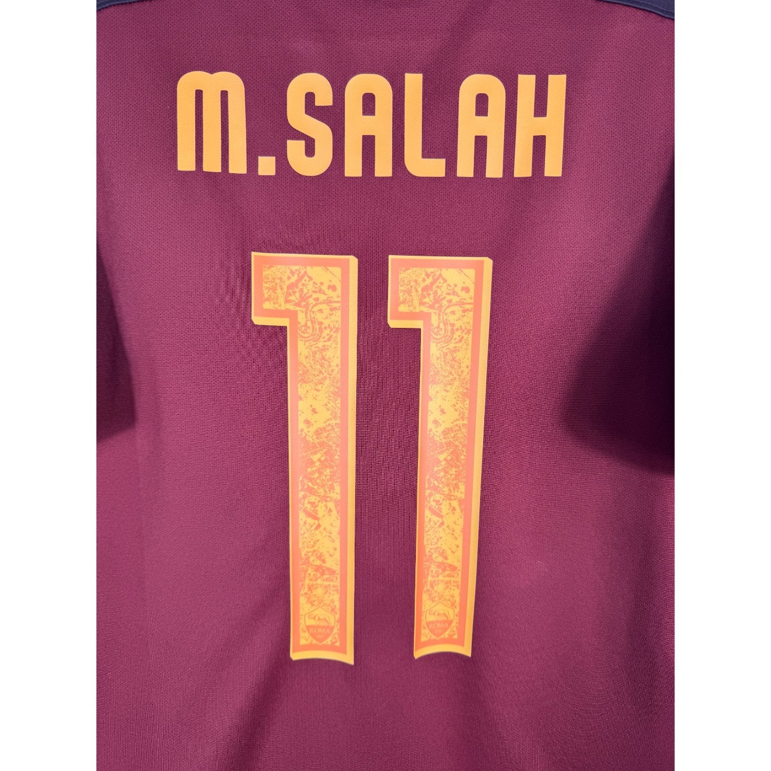 Détail de la typographie du flocage sur le numéro 11 de Mohamed Salah