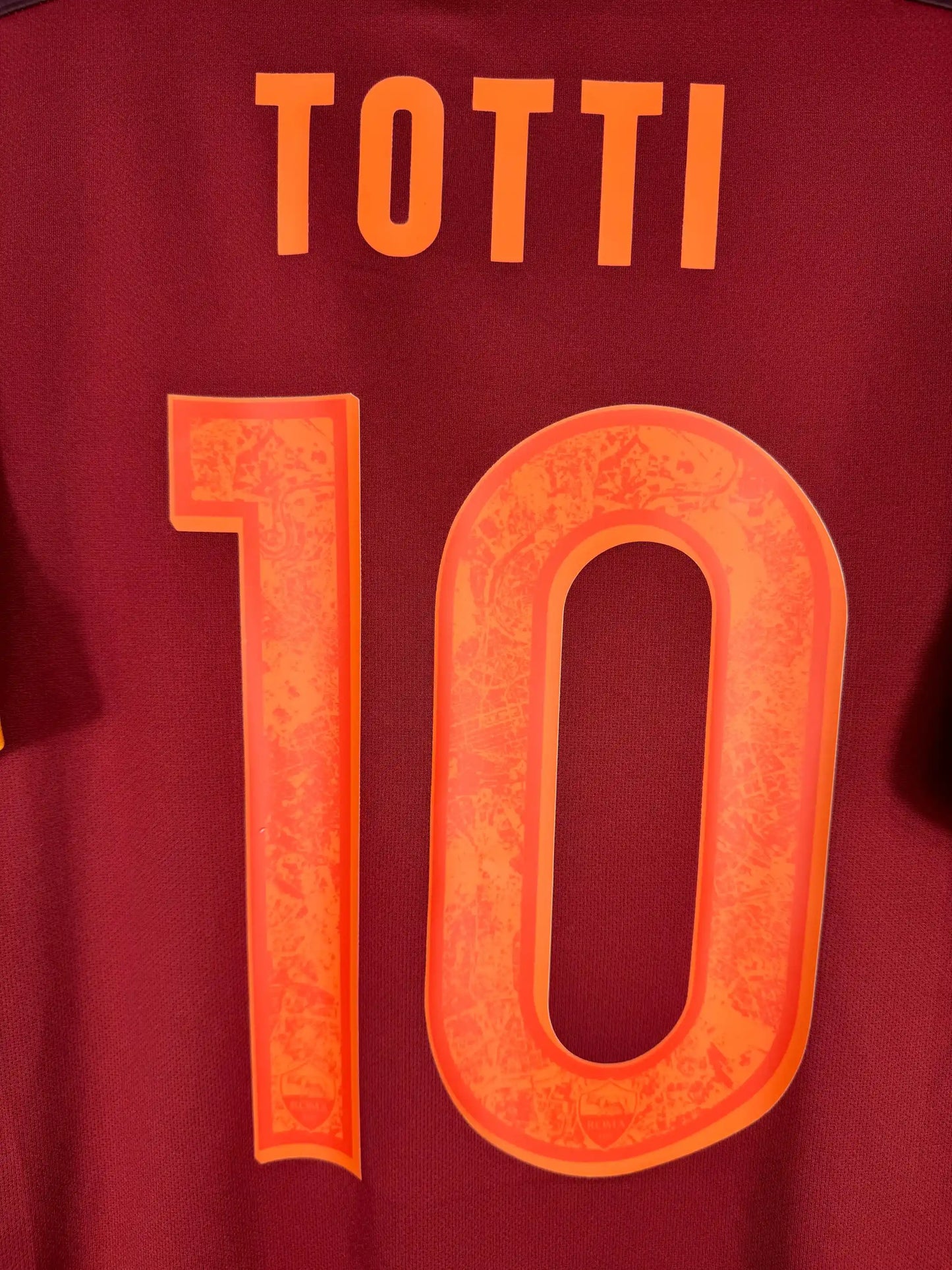 Détail flocage Totti N°10 sur maillot AS Roma domicile 2015-2016 numéro patrimonial du Pupone retiré après sa retraite 2017