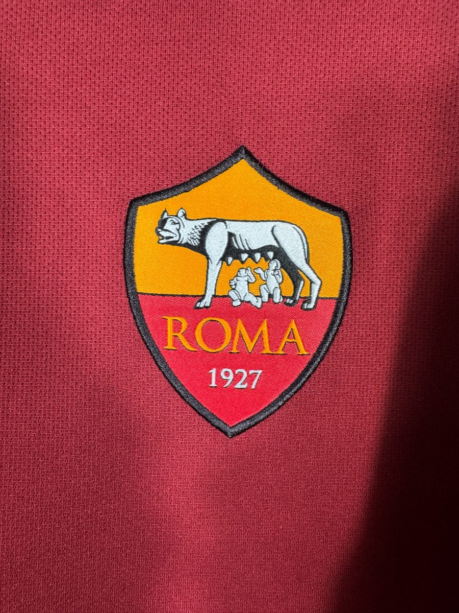 Détail de l'écusson brodé ROMA 1927 à la louve capitoline sur le maillot domicile 2015-2016
