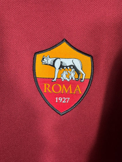 Détail de l'écusson brodé ROMA 1927 à la louve capitoline sur le maillot domicile 2015-2016