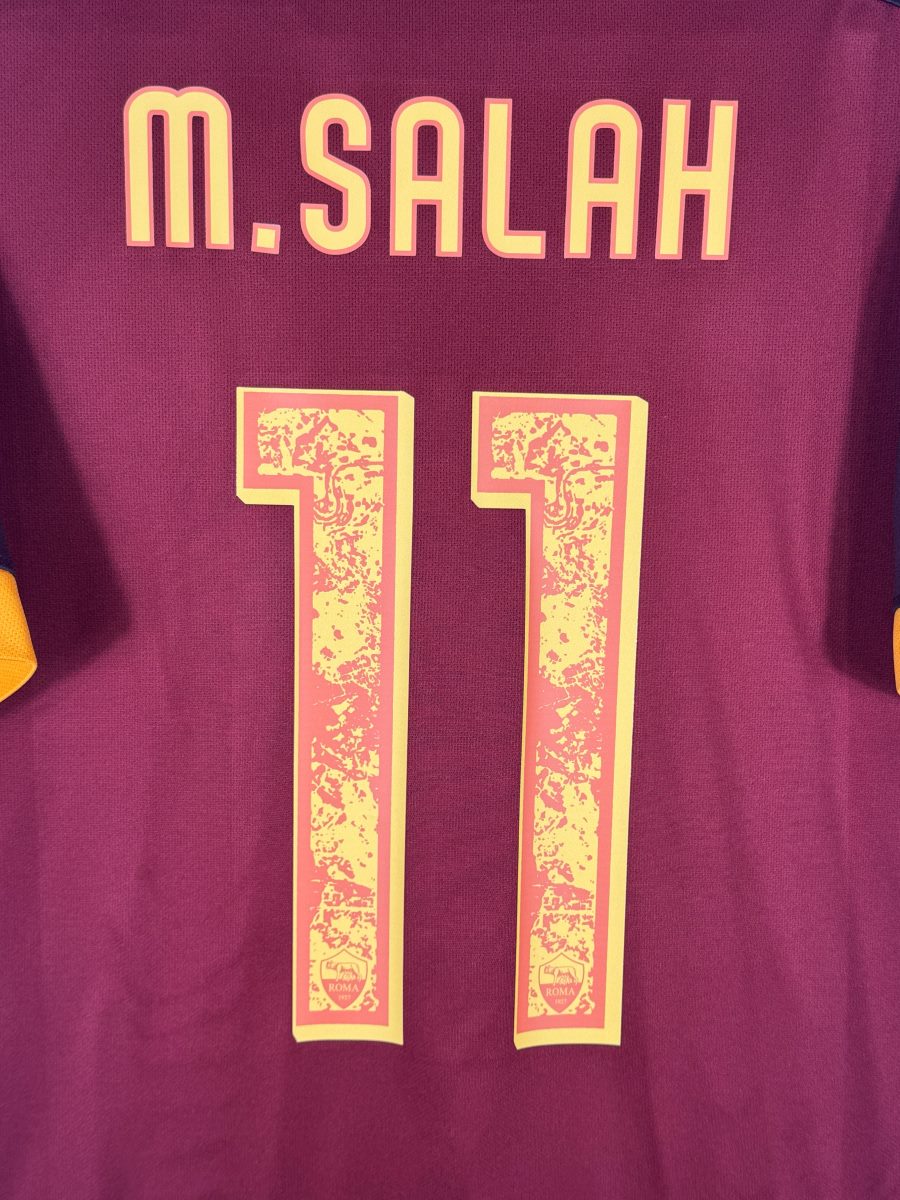 Détail du flocage orange M.SALAH N°11 à motif ornemental sur le maillot AS Roma 2015-2016