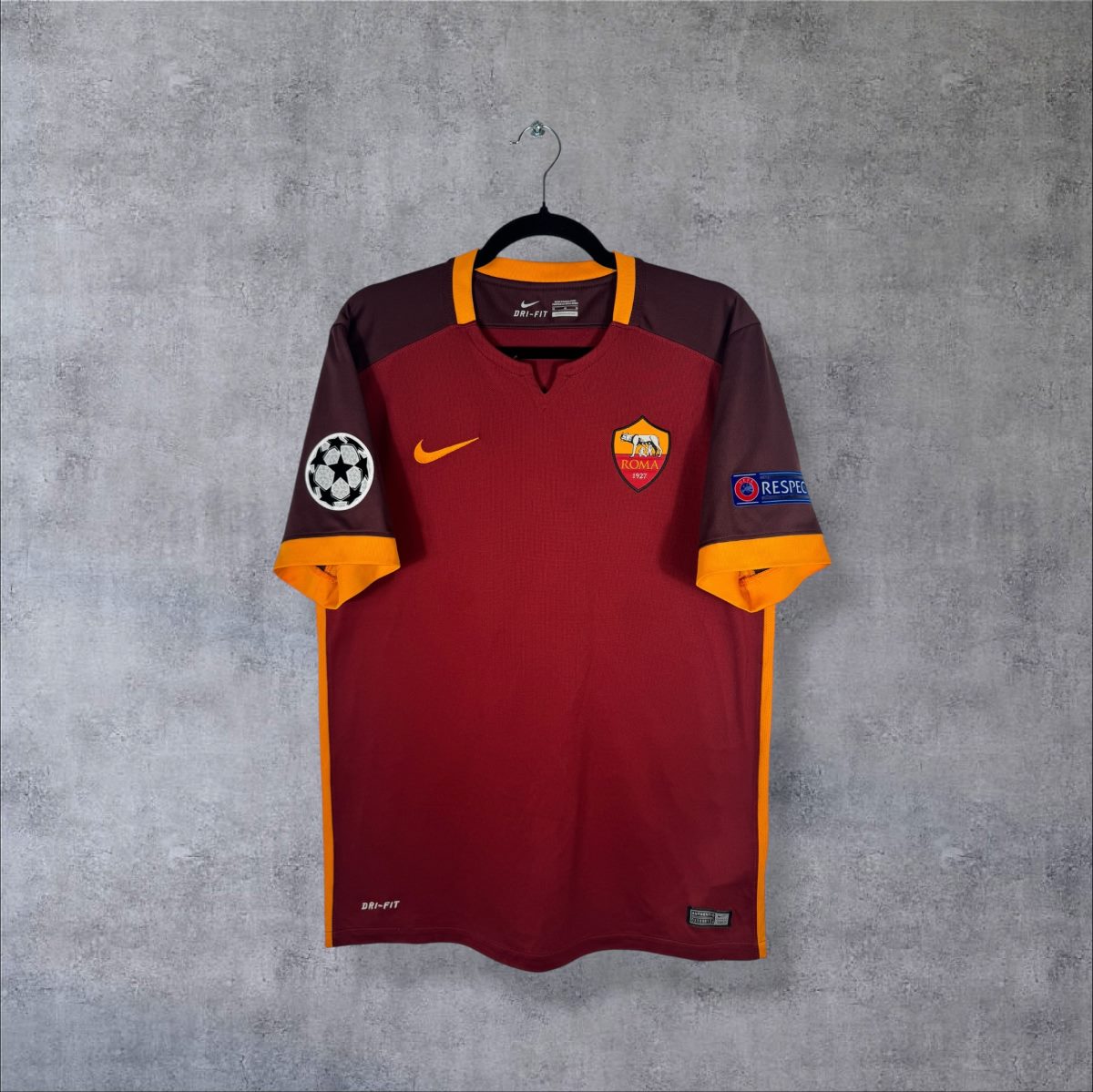 Face du maillot AS Roma 2015-2016 domicile bordeaux Nike, sans sponsor, écusson à la louve