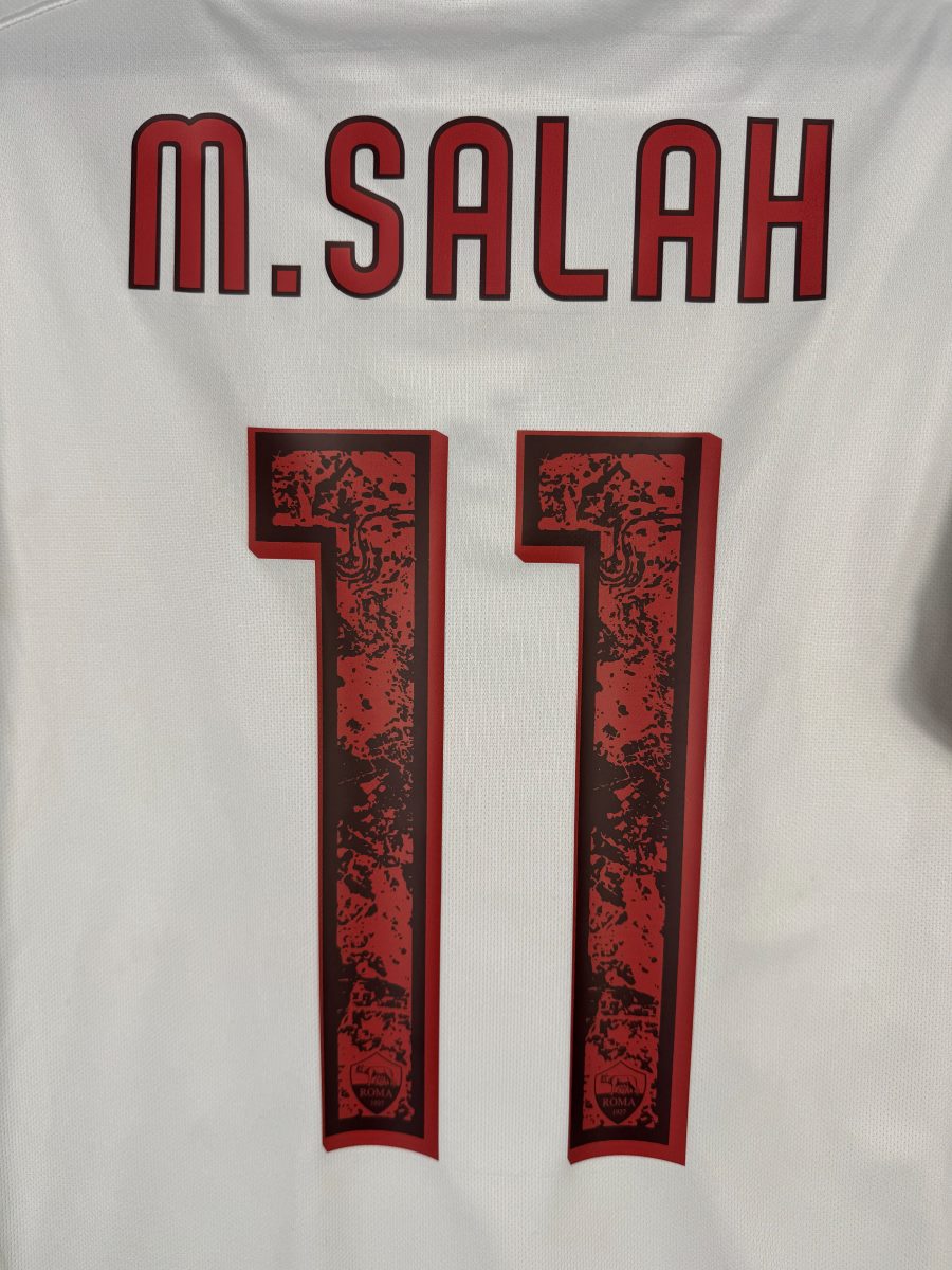 Détail du flocage M.Salah N°11 rouge texturé avec écussons Roma, maillot extérieur 2015-2016