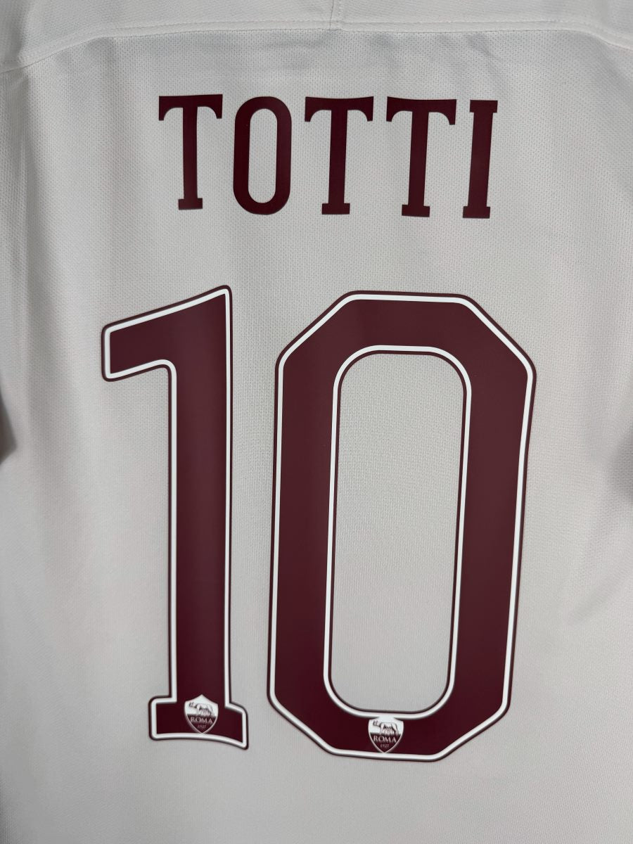 Détail du flocage TOTTI numéro 10 avec mini-écussons AS Roma, maillot extérieur 2016-2017