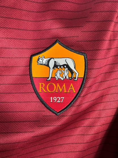 Écusson brodé de la Louve capitoline et tissage à rayures du maillot AS Roma 2016-2017